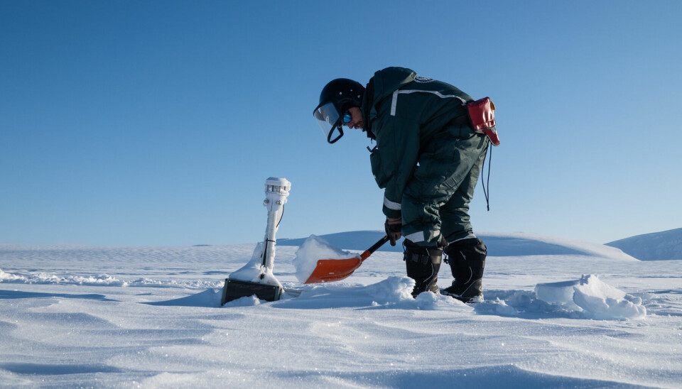 På isbreen Kongsvegen var en av værstasjonene nesten helt begravd under all snøen som hadde lagt seg på ett år. Simon Filhol graver fram instrumentene