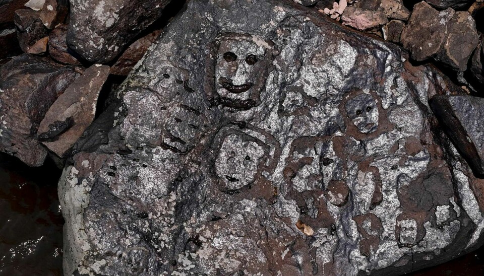 Ansikter og figurer er hugget inn på steinene.