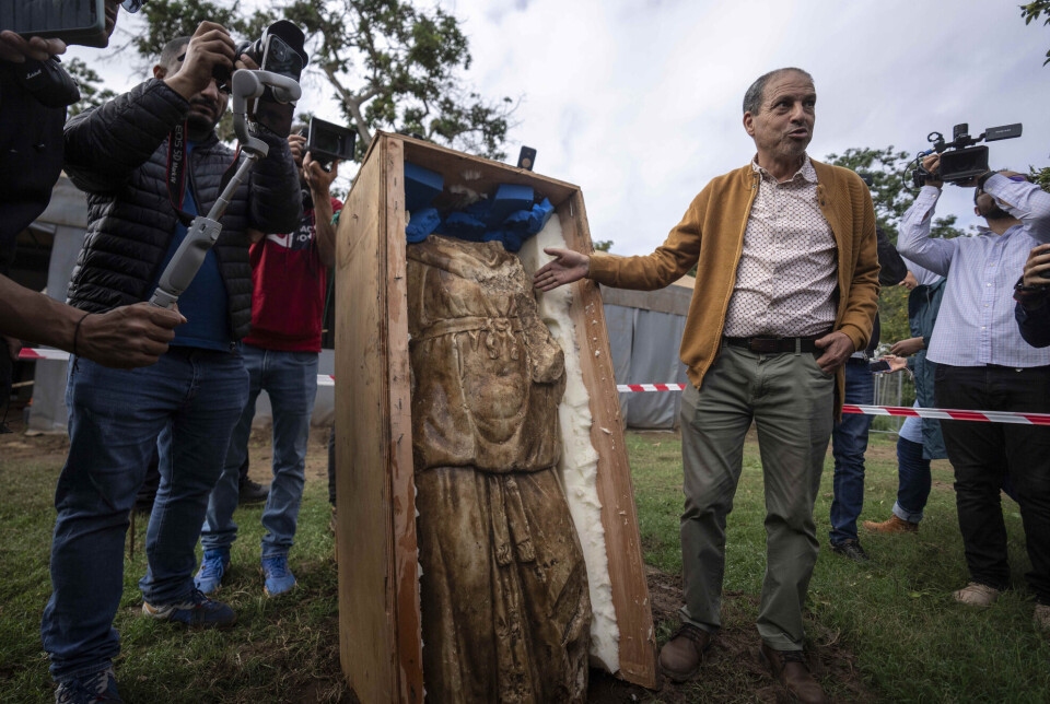 Abdelaziz El Khayari, professor i pre-islamsk arkeologi fra Marokkos nasjonale institutt for arkeologisk vitenskap, viser reportere en nylig oppdaget statue av en kvinne drapert i tøy. Funnet er gjort utenfor Chellah nekropolis i Rabat.