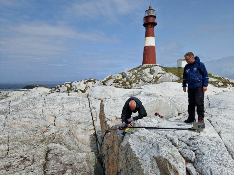 Baard Meldal-Johnsen og Lars Robert Hole trekker og fester kabler på steinhellingene.