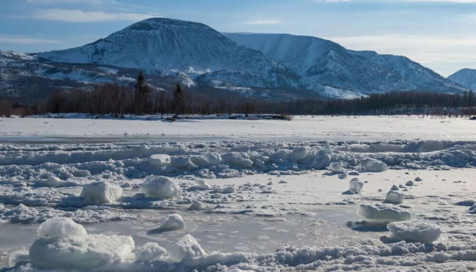 Permafrost betyder 'permanent frosset' og refererer til undergrund, der konstant har været frosset i mindst to år. Permafrost gemmer på store mængder død biomasse og dermed store mængder drivhusgasser. Verdens permafrost dækker 18 millioner kvadratkilometer, her i Sibirien.