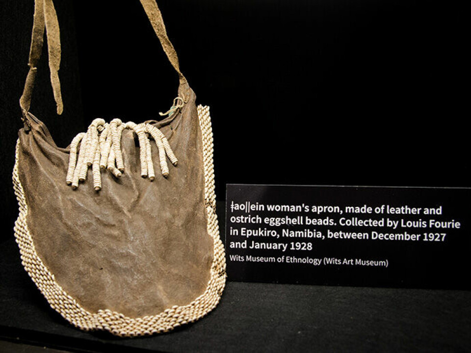 Utstillingen til Viestad legger vekt på hva klær har betydd i ulike faser av sanfolks liv. Bildet viser et san-forkle fra Namibia laget av skinn, dekorert med perler laget av skall fra strutseegg.