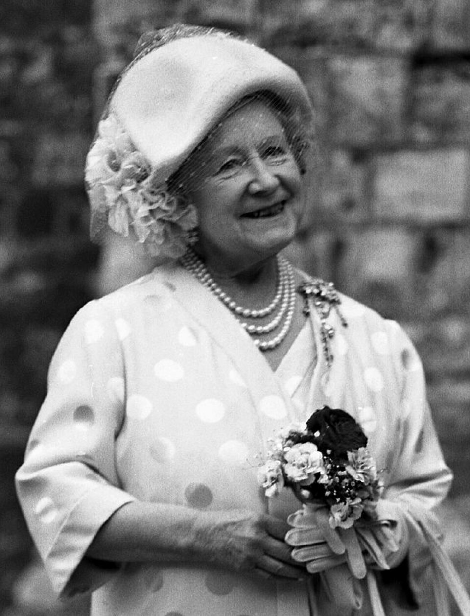 Dronning Elizabeths mor, Queen Elizabeth the Queen Mother, døde i 2002, 101 år gammel. Folk følte sympati for en dronning i sorg.