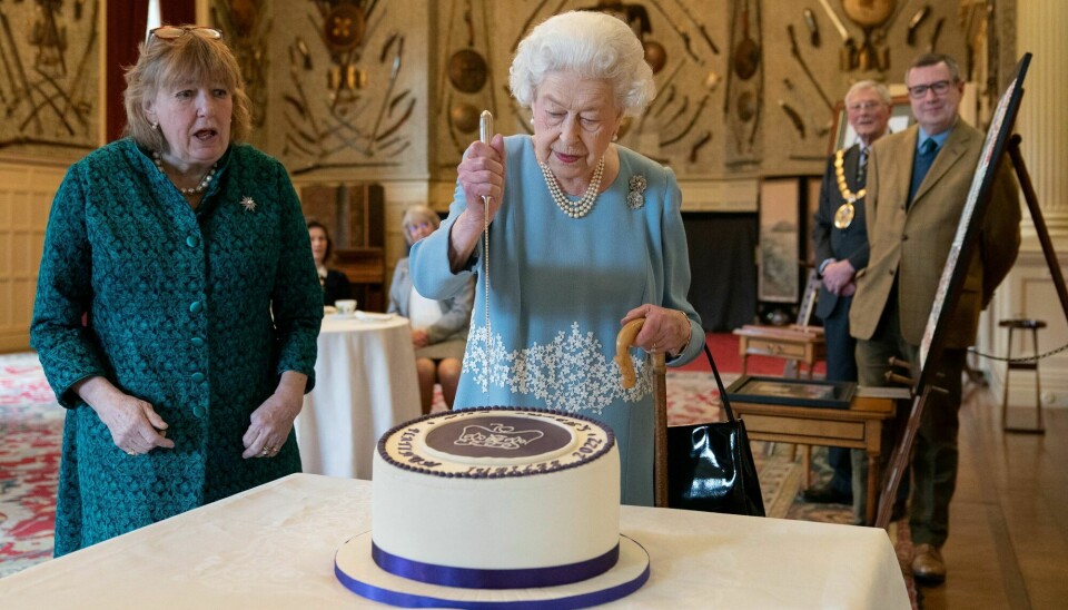 Dronning Elizabeth åpner en kake og setter i gang fjorårets feiring av sine 70 år på tronen. Jubileet ble også en slags avrunding av dronninggjerningen hennes. Hun døde som en svært populær monark – og forskere mener hun står igjen som et symbol på den britiske nasjonen.