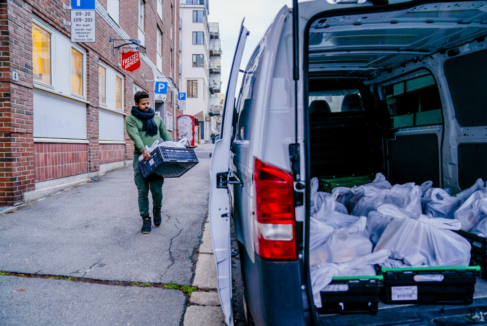 Luis Santiago ved Frelsesarmeens slumstasjon i Oslo kjører ut matposer til hjemmehjelpstjenesten i byen. Bildet ble tatt i november i fjor.