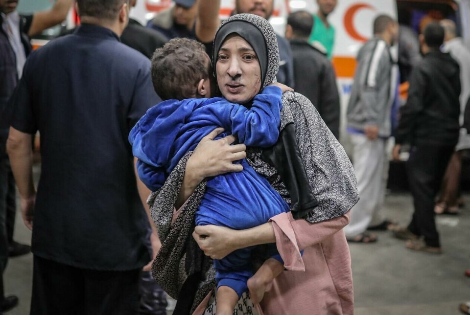 LIDER ENORME TAP: En palestinsk kvinne med barnet sitt på vei inn på sykehuset etter bombingen av Khan Yunis på den sørlige delen av Gaza-stripen.