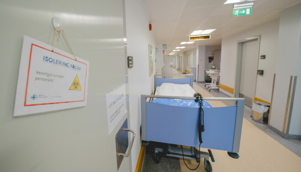 Begrepet «sykehusseng» betyr døgnplasser i spesialisthelsetjenesten. Her en seng i korridoren på Bærum sykehus.