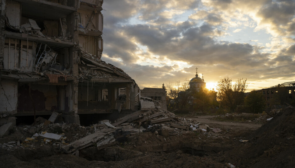 Solen stiger opp over en ødelagt bygning i Isjum. Det er ventet at Russland kommer til å fortsette med rakettbølgen over Ukraina denne vinteren.
