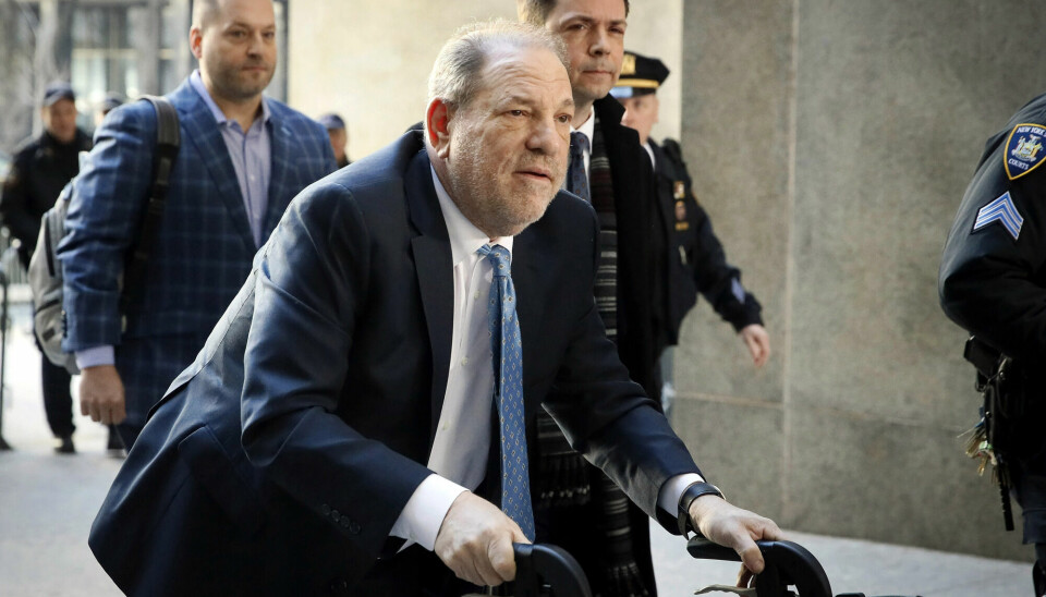 Filmprodusenten Harvey Weinstein ble dømt til 23 års fengsel for voldtekt og seksuelle overgrep. Over 80 kvinner har anklaget ham for overgrep. Her er han på vei inn i rettslokalet i 2020.