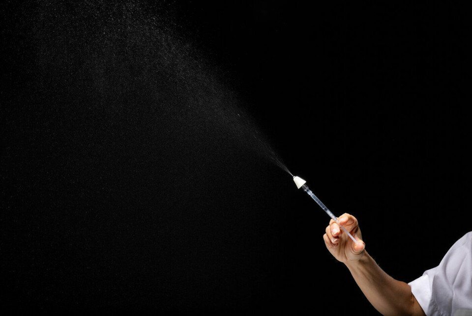 En standard ferdigdosert nesespray er kun beregnet og godkjent på voksne i Norge, men virkestoffet i nesesprayen er godkjent og i bruk også for smertebehandling av barn. Da brukes en vanlig sprøyte med en egen tipp som settes på, slik som det vises her på bildet.