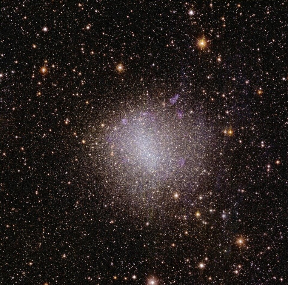 Ikke alle galakser har en spiral-form som Melkeveien. Her har Euclid tatt bilde av en nokså liten galakse, en dverg-galakse, kalt NGC 6822.