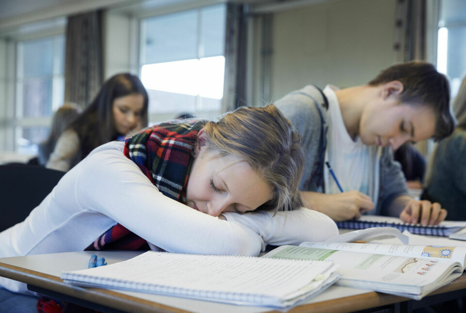 Elever i klasserom. Jente sover på pult. En av fem hopper av videregående skole før de er ferdig.