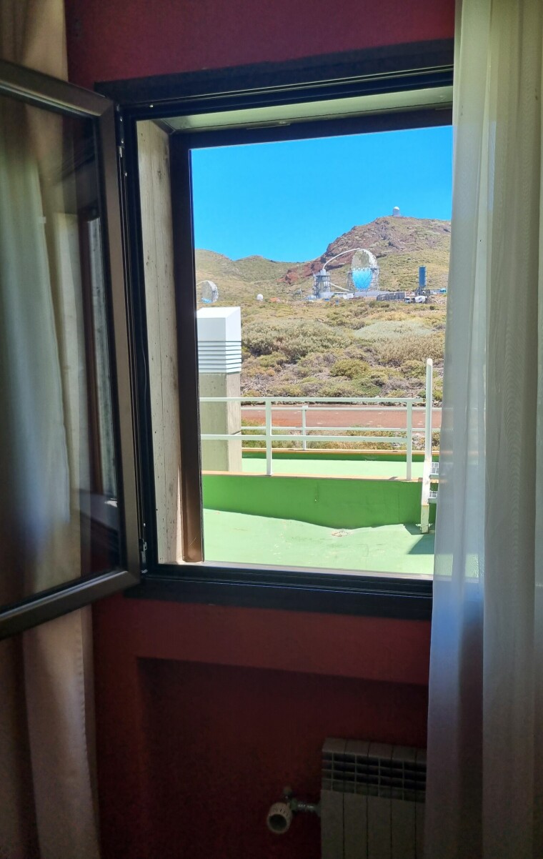 Synet ut av hotellrommet ved Roque de los muchachos. Det store speilet ut du ser rett ut er en del av MAGIC-teleskopet, som ser etter kosmisk stråling.