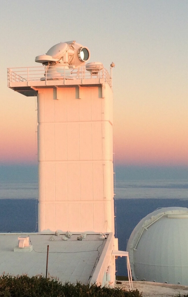 Slik ser teleskopet ut i soloppgang. Tårnet er 16 meter høyt, og linsehuset på toppen er motorisert og beveger seg etter sola.