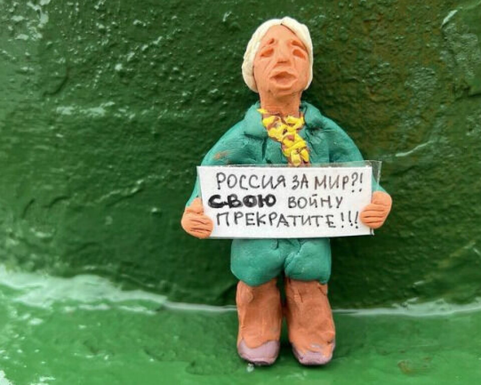 «Russland for fred? Stopp DIN krig», oppfordrer denne dukken i St. Petersburg.