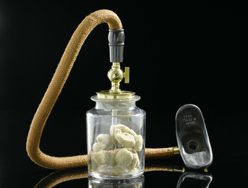 Dette er en kopi av William Mortons eter-inhalator som han bedøvde pasienter med på slutten av 1800-tallet. Glassbeholderen inneholder svamper som er dynket i eter. Dette ble inhalert gjennom en slange.