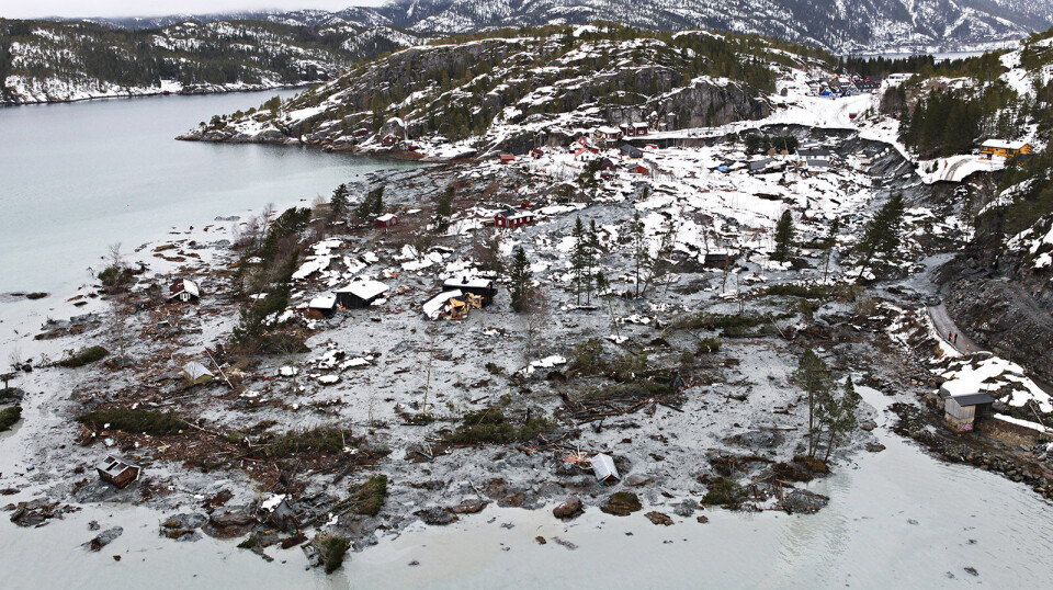 Kvikkleireskred i Kattmarka utenfor Namsos 13. april 2009 i forbindelse byggearbeider for vei, nede til høyre i bildet. Tolv bolighus fulgte med skredmassene ut i bukten, men mirakuløst nok omkom ingen mennesker i skredet.