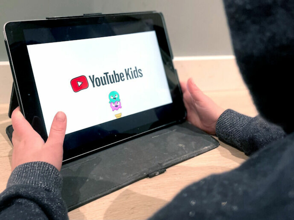 Barn ser på Ipad, på YouTube Kids.