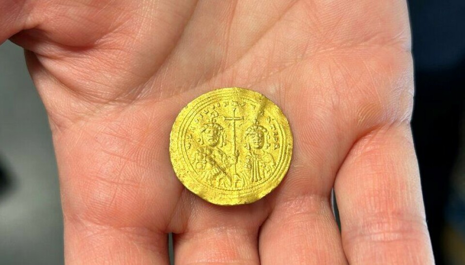To keisere og en Kristus er avbildet på gullmynten fra Bysants som ble funnet av en hobbydetektorist i fjellene i Valdres. Den er den eneste av sitt slag funnet i Norge, ifølge fylkesarkeolog May-Tove Smiseth.