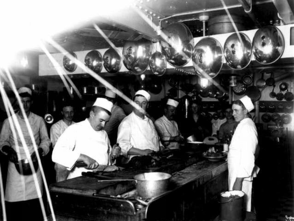 Det ble litt mindre kummerlige forhold på amerikaskipene etter hvert. Her er kokkene i sving i byssa på S.S. Hellige Olav i 1904.