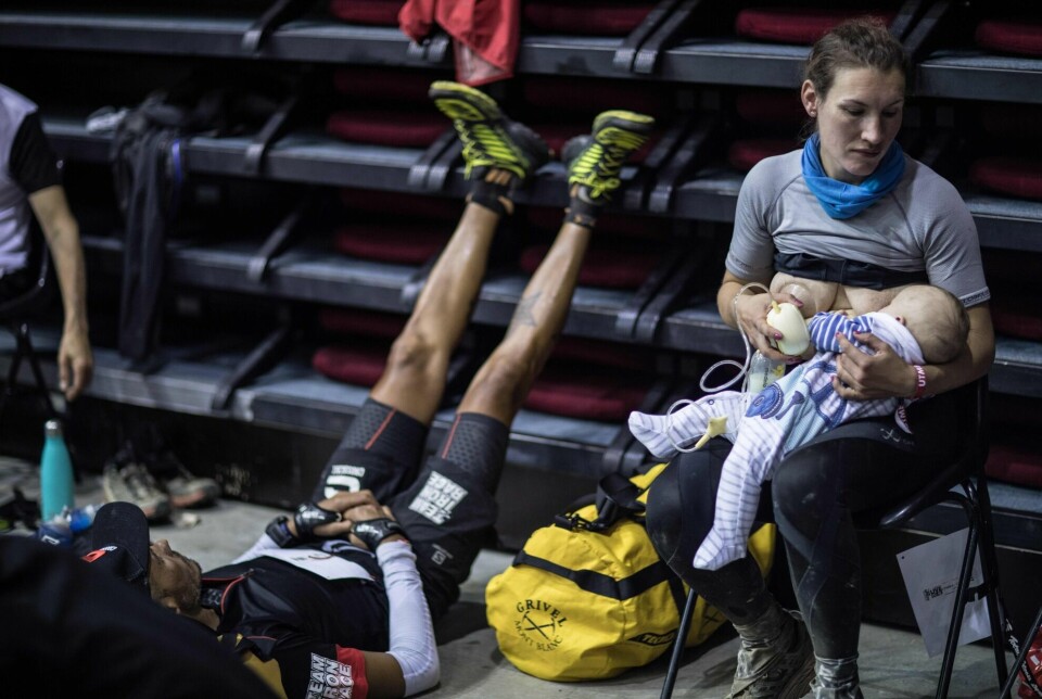 Den britiske maratonløperen Sophie Power ammer sin tre måneder gamle baby under en pause fra det 170 km lange løpet Mount Blanc Ultra Trail i de Franske, Italienske og Sveitsiske alpene i 2018.