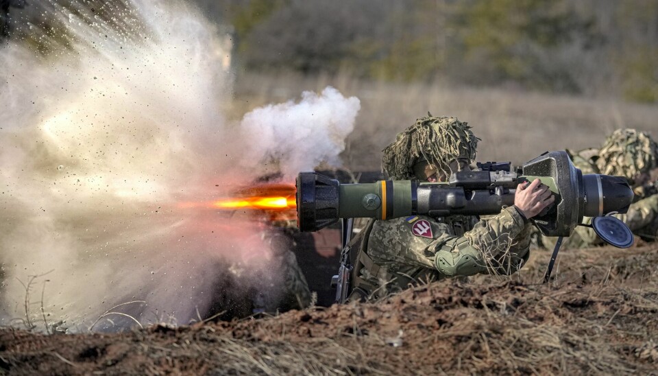 Tross krigen i Ukraina – der dette bildet ble tatt under en øvelse få dager før krigsutbruddet – faller omsetningen til verdens største våpenprodusenter.