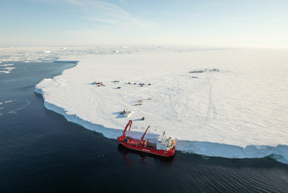 Omtrent ti prosent av isbremmen er synlig over havoverflaten, mens 90 prosent er under vann. Bildet er fra januar 2022 når skipet med forsyninger til Troll lå fortøyd til Fimbulisen.