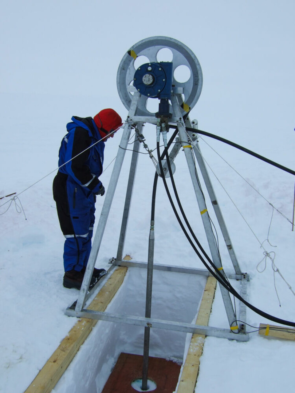 I 2009/2010 ble observatoriet på Fimbulisen etablert ved å smelte kanaler vertikalt igjennom Fimbulisen og sende fire måleinstrumenter ned i havet under. 13 år seinere er det målinger fra disse instrumentene som har gitt oss nye svar på hvordan isbremmen påvirkes av klimaet.