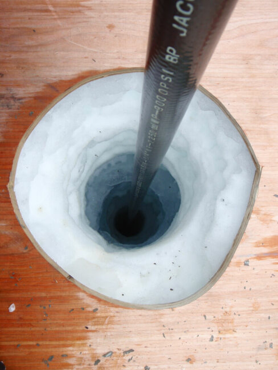 Varmt vann smelter seg gjennom isbremmen.