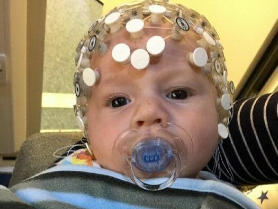 Forskere satte elektroder på hodet til babyer og lot dem høre barneregler. Målet var å finne ut hvordan hjernene deres bearbeider språk.