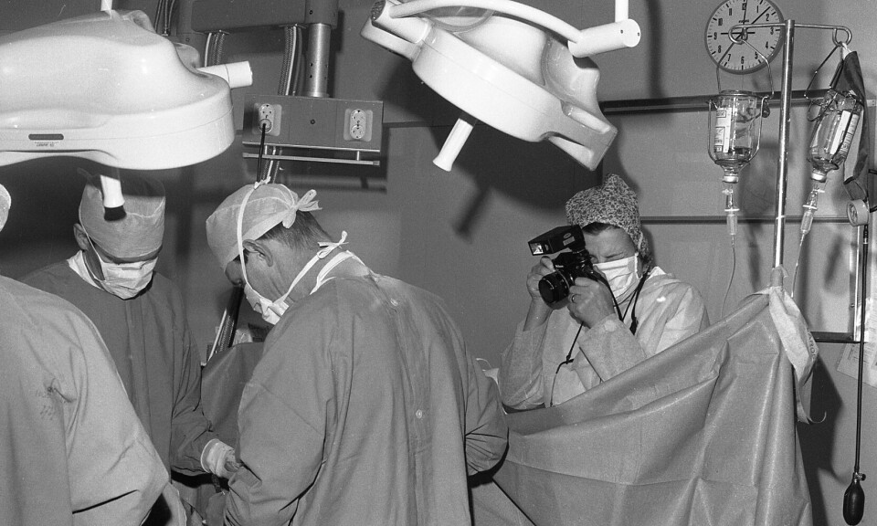 Avdelingsleder Else Aarseth ved Universitetets fototekniske avdeling dokumenterer et keisersnitt på Rikshospitalet, 1978.