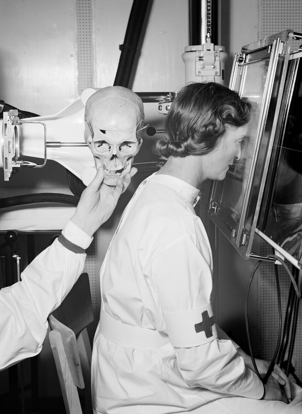 Fra en bildeserie fra 1939 som med enkle midler viser plassering av pasient og røntgenkameraets synsvinkel i samme bilde. En Røde Kors-søster har stilt opp som modell.