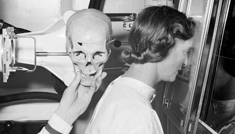 Fra en bildeserie fra 1939 som med enkle midler viser plassering av pasient og røntgenkameraets synsvinkel i samme bilde. En Røde Kors-søster har stilt opp som modell.