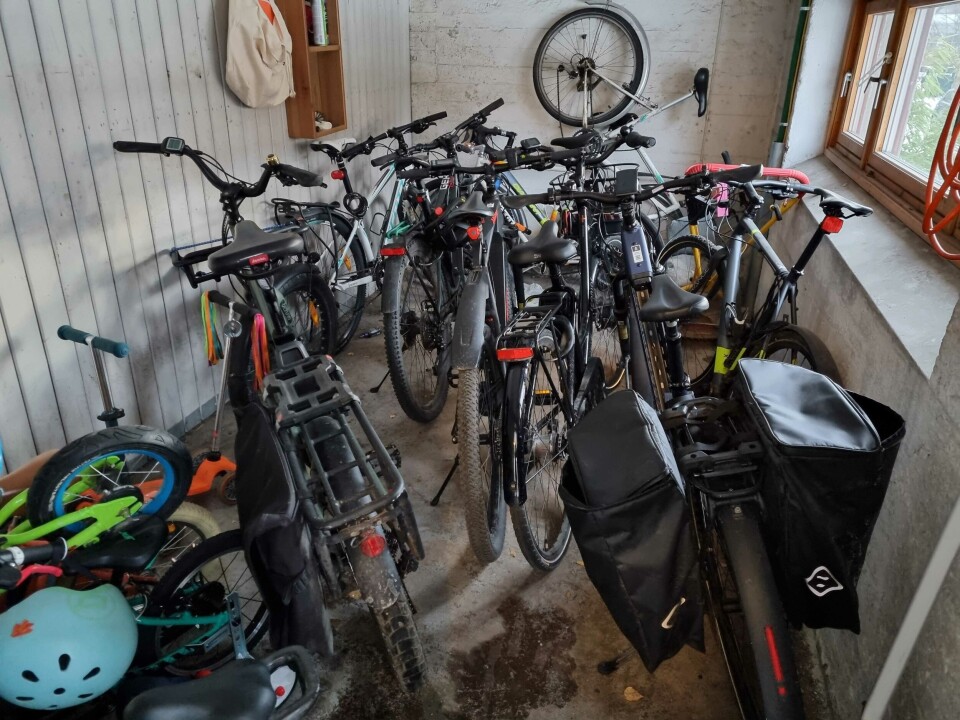 Forskerne foreslår sykkelparkeringer som både er under tak og bevoktede som et tiltak mot sykkeltyverier.