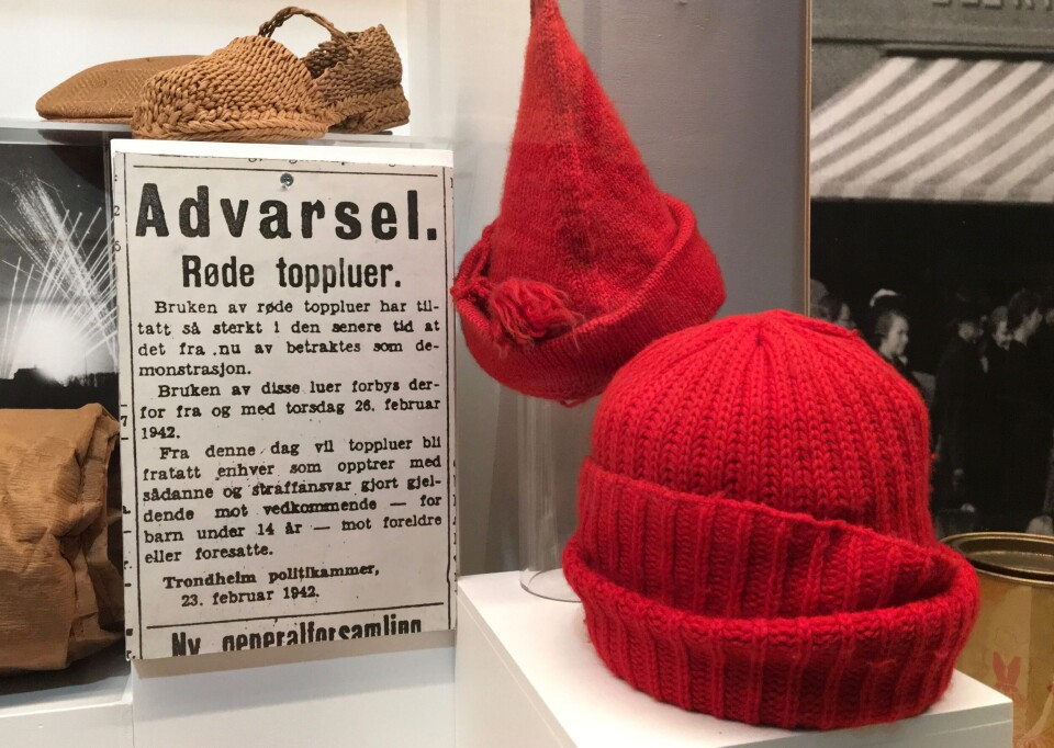 23. februar 1942 annonserte Trondheim politikammer at folk som ble tatt med røde toppluer, ville bli straffet.