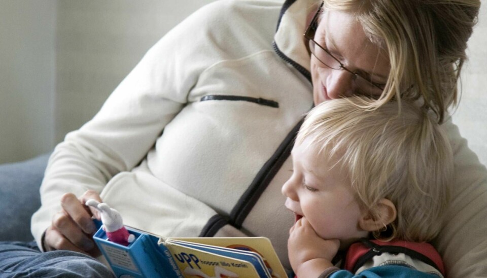 Bilde av mor som leser for barn.