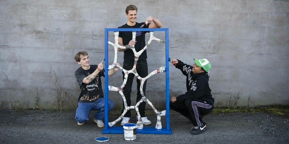 From left: Chris Evan Karlsen, Kevin Knudsen, and Chris Valentino Sengko are product design students at OsloMet and have designed a partition wall reusing waste from restaurants. Crushed mussels will be used to add patterns and texture to the partition wall. They experienced both resistance and creativity in the process on the project they have called Shell Cycle.