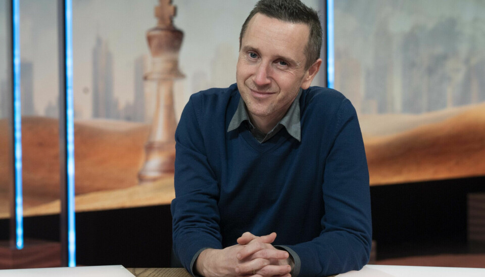 Siden 2013 har Torstein Bae vært kommentator i NRKs sjakksendinger. Nå har en forsker analysert språket hans.