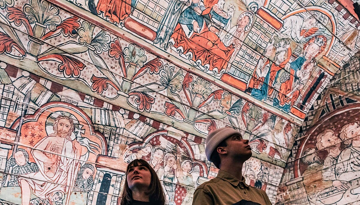 For over 700 år siden malte noen historien om Jesu fødsel og liv som en tegneserie i taket på en stavkirke i Hallingdal