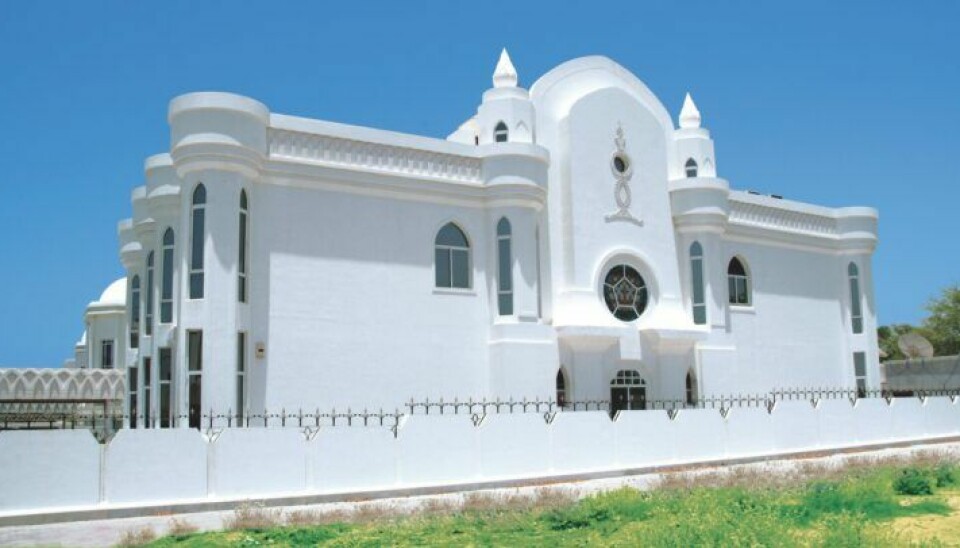 En hvitmalt, moderne villa i Oman med elementer av tradisjonell byggeskikk.