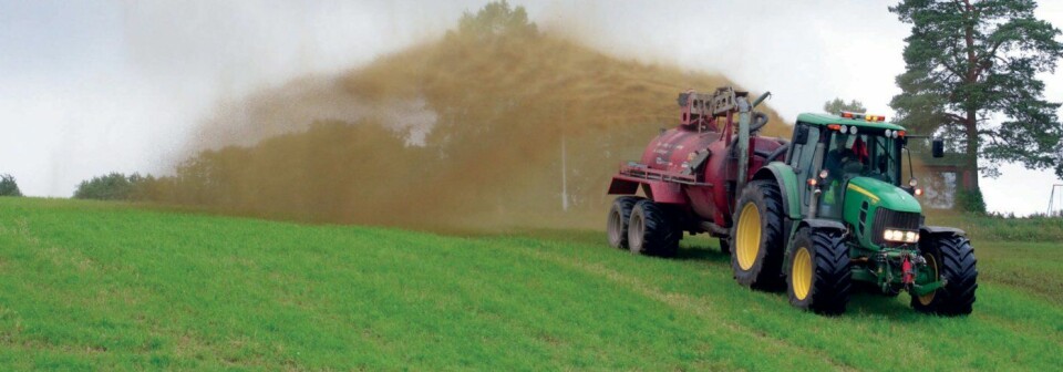 Å sprute møkk utover et stort område med tankvogn fører til tap av næringsstoff som plantene kunne brukt til å vokse.
