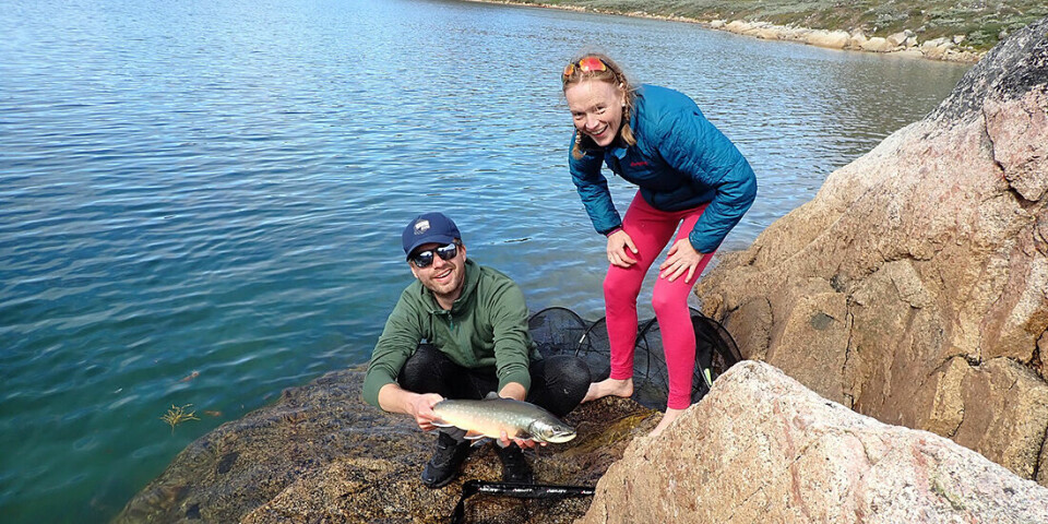 It is important to keep an eye on Arctic char as the climate changes. Pictured: Sindre Håvardstein Eldøy and Ingrid Holøyen Skjærbakken with a magnificent specimen of Arctic char.
