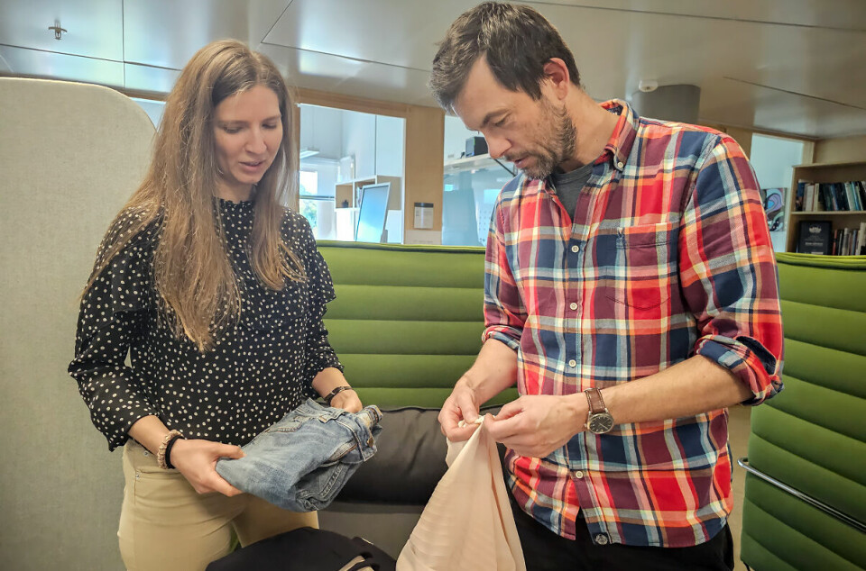 Where do our clothes actually come from? Researchers Kamila Krych and Johan Berg Pettersen have looked at this question from a large-scale perspective. Here they are studying the laundry tags on some second-hand clothes.