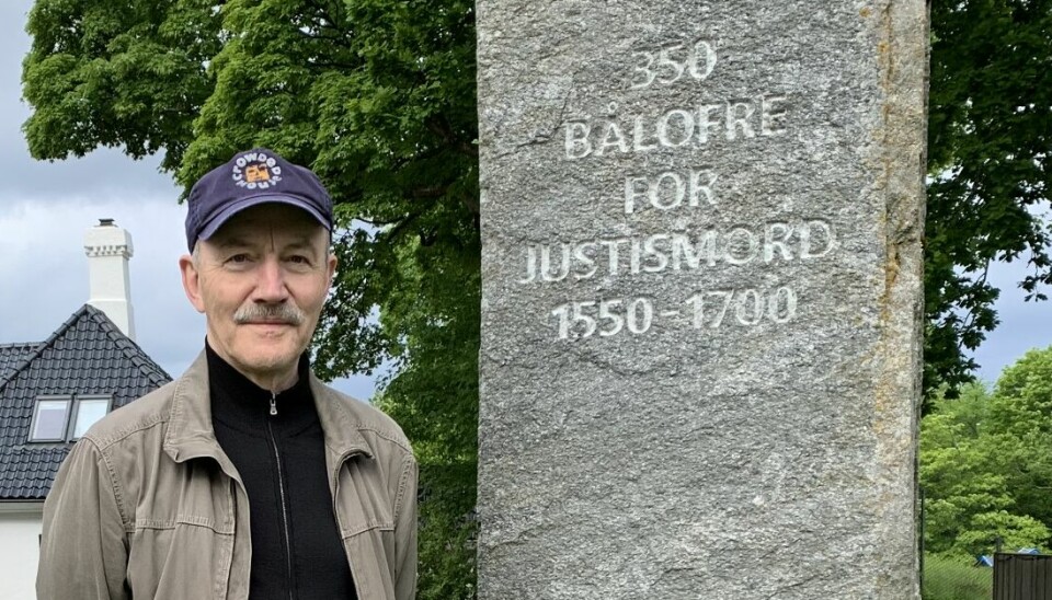 Rune Blix Hagen ved det nasjonale minnesmerket over alle som ble ofre for hekseprosessene. Det står på Nordnes i Bergen. Hagen forsker på rettsakene mot hekser og trollmenn i Nord-Norge.