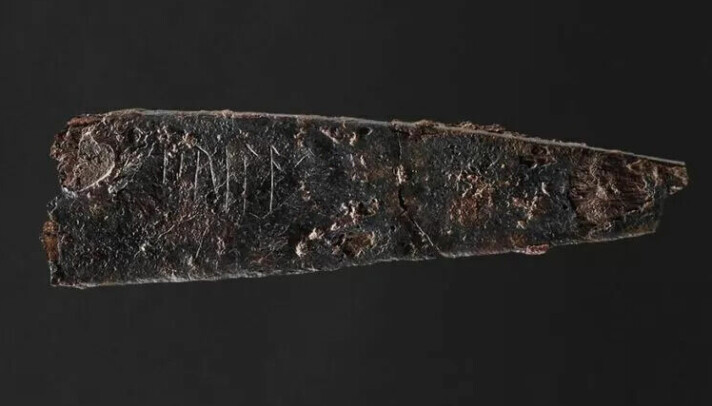 Danmarks eldste kjente runeinnskrift: hirila. Det betyr antakelig «lite sverd».