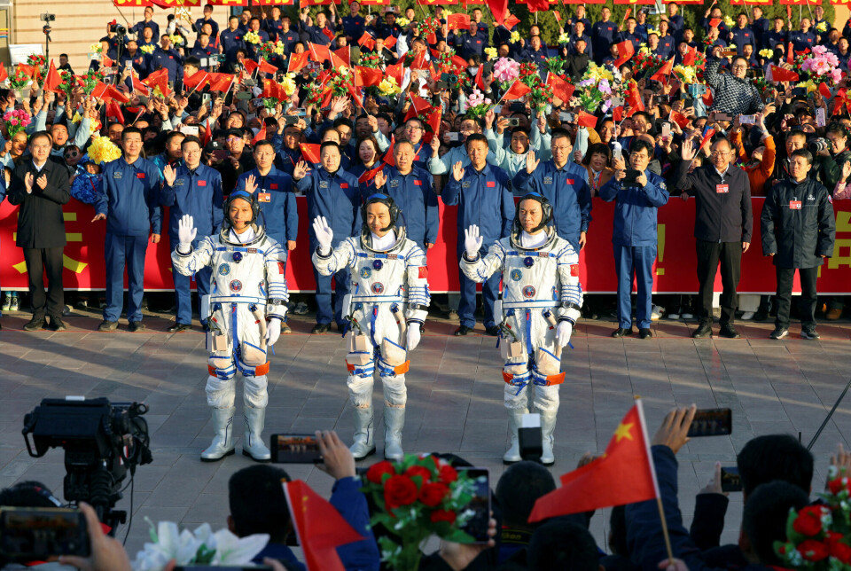 Det nåværende mannskapet på romstasjonen, Tang Hongbo, Tang Shengjie og Jiang Xinlin på en seremoni før oppskytningen. Bildet er fra oktober, 2023.