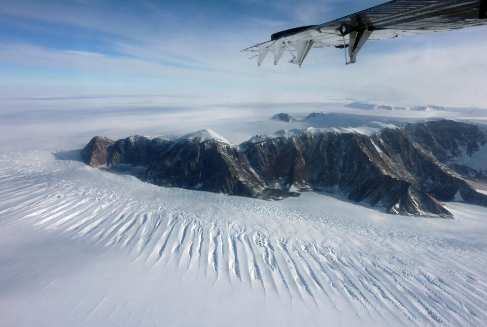 Dette illustrasjonsbildet viser en del av fjellkjeden som strekker seg gjennom Antarktis. Det er blant fjellene i denne fjellkjeden at noe av den eldste kjente isen er funnet. Bildet er fra 2011.