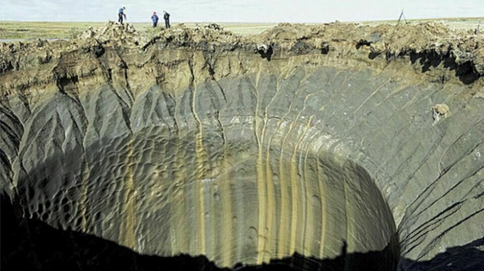 Kraterne på Jamalhalvøya i Sibir kan bli opp mot 50 meter i diameter. Krateret på bildet er 7 meter i diameter.