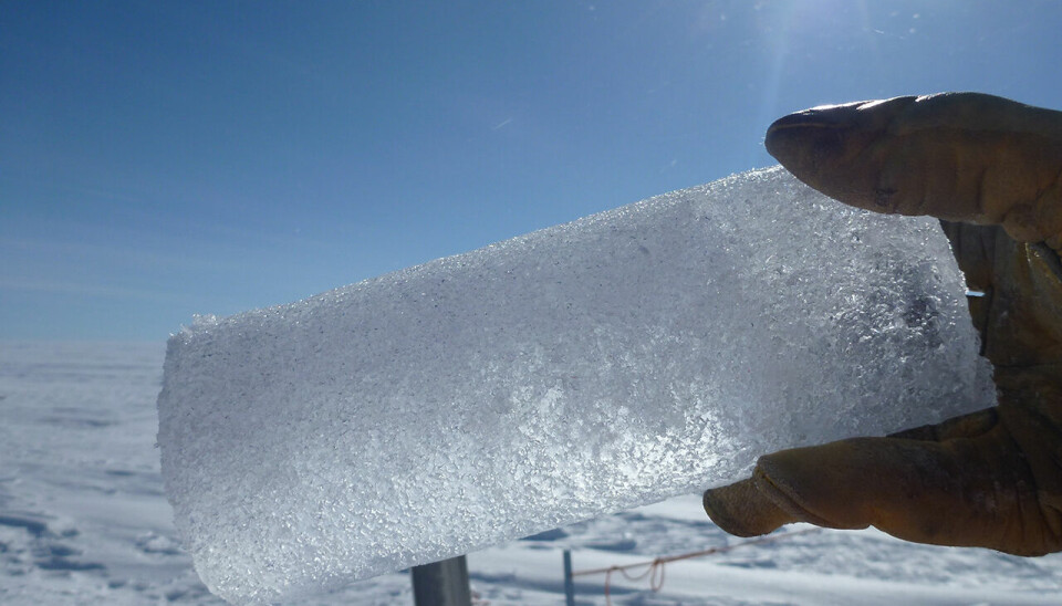 Et eksempel på en iskjerne som er boret ut av isen. Denne er tatt av NASA.