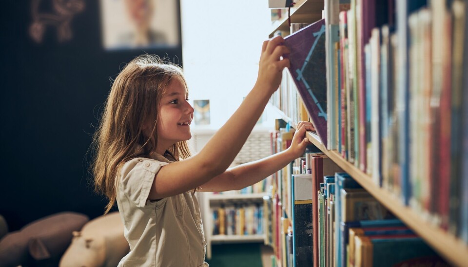Barn som vokser opp i et hjem med høyt utdannede foreldre, leser flere bøker. Endrer det hjernen deres?